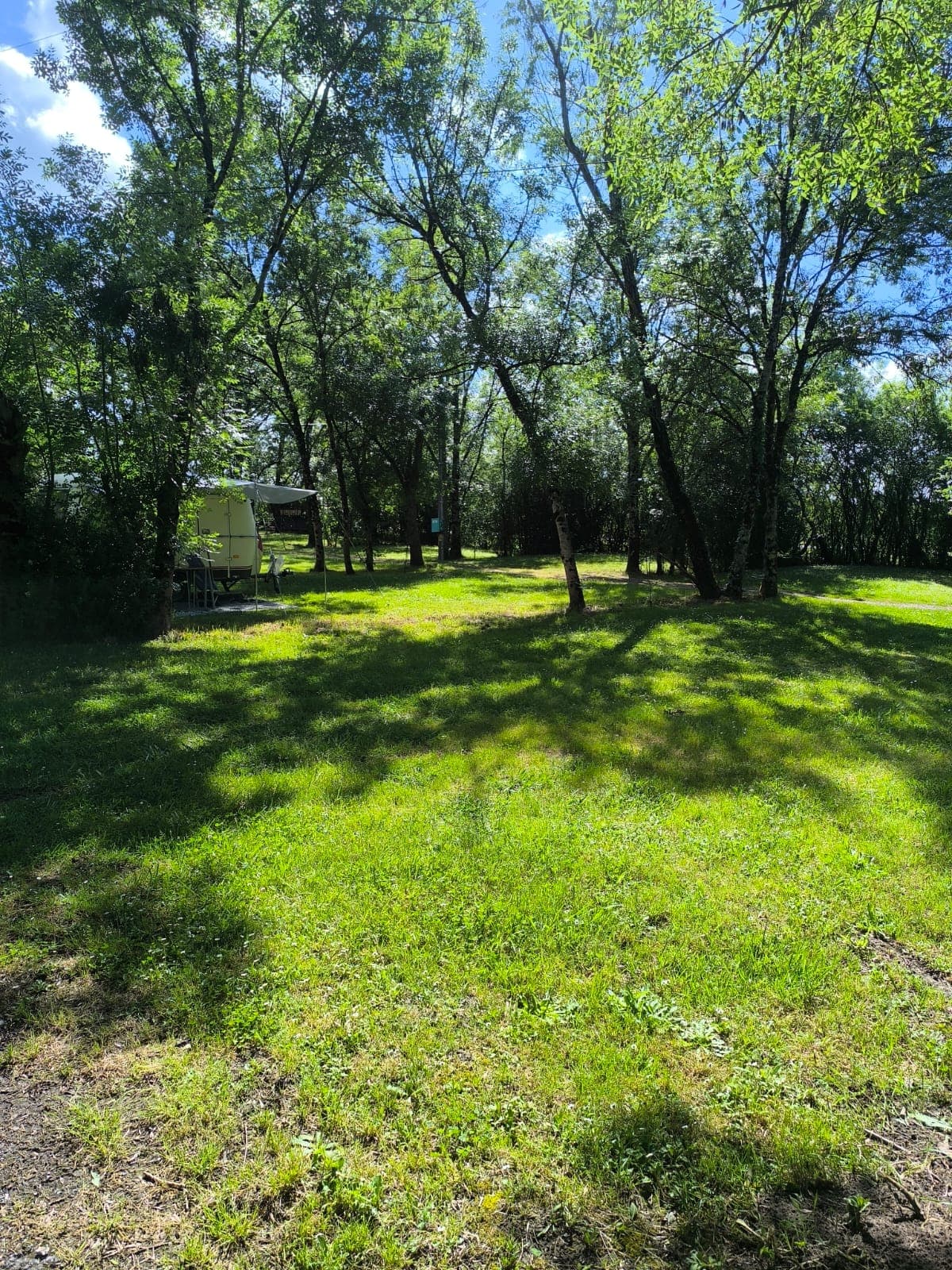 Emplacement ombragé au camping Le Clos des Berges