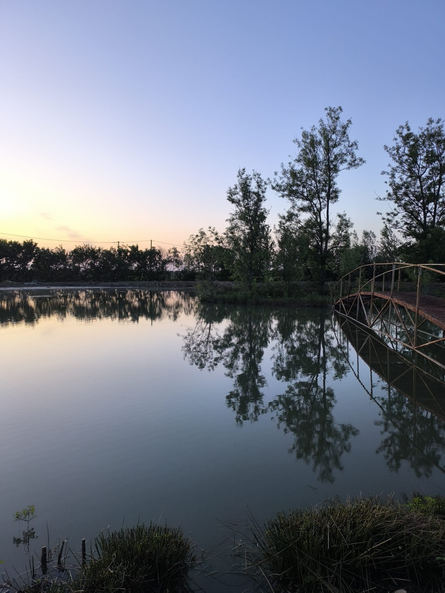 Berges du Clos des Berges au crépuscule, reflet sur le lac
